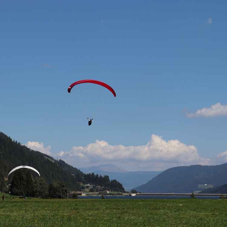 Gleitschirme in der Luft