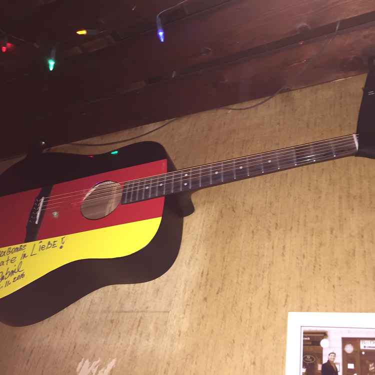 Von Gunter Gabriel signierte Westerngitarre