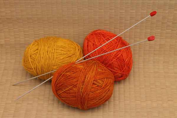 Wollknäuel, mit Pflanzenfarben gefärbt