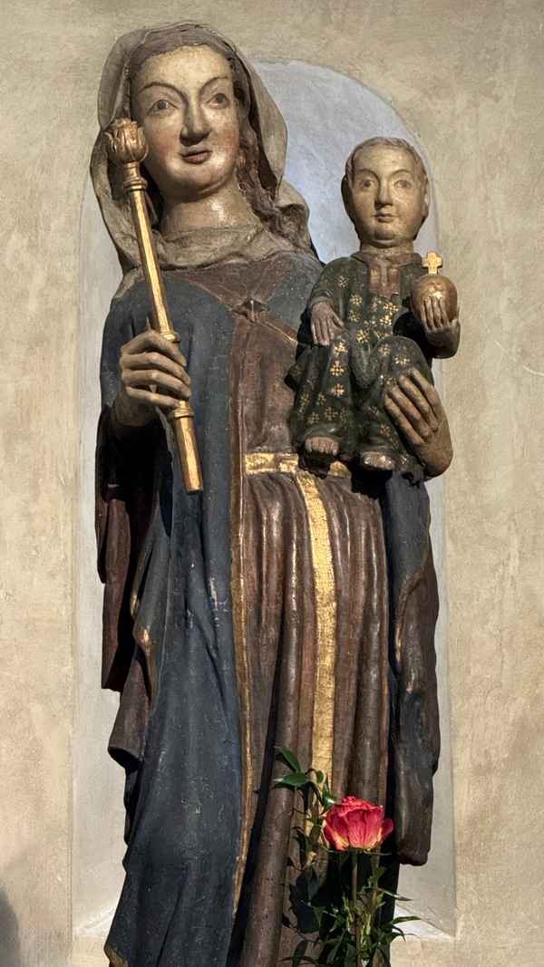 Romanische Madonna mit Kind, Zepter und Reichsapfel &ndash; polychrome Holzskulptur