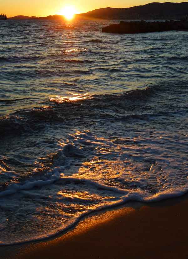 Sundown mit Uferwellen