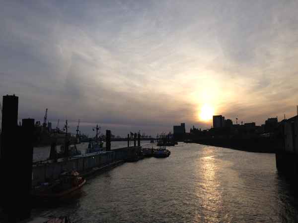 Abendlicher Blick über die Elbe im Hamburger Hafen