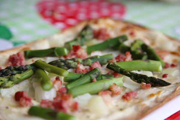 Spargelflammkuchen
