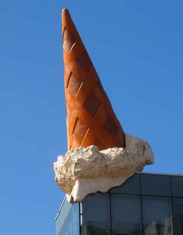 Eistüte auf dem Dach