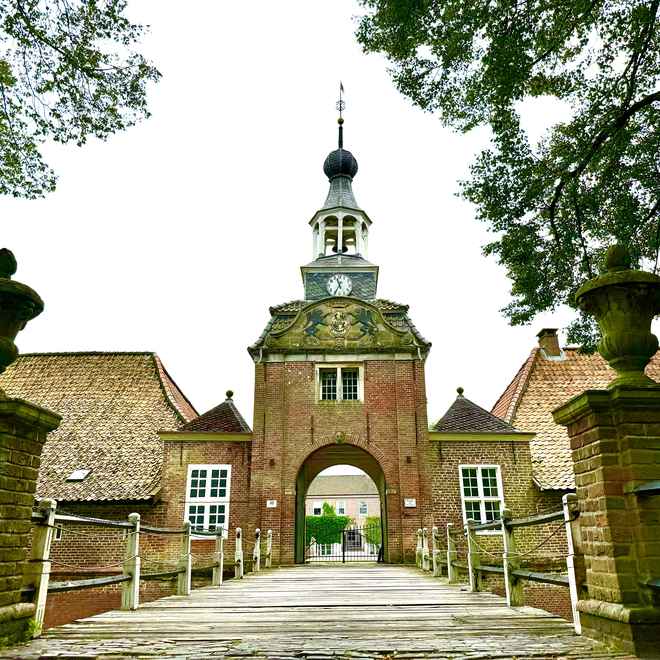 Schlo&szlig;-Eingang mit Br&uuml;cke und Turm