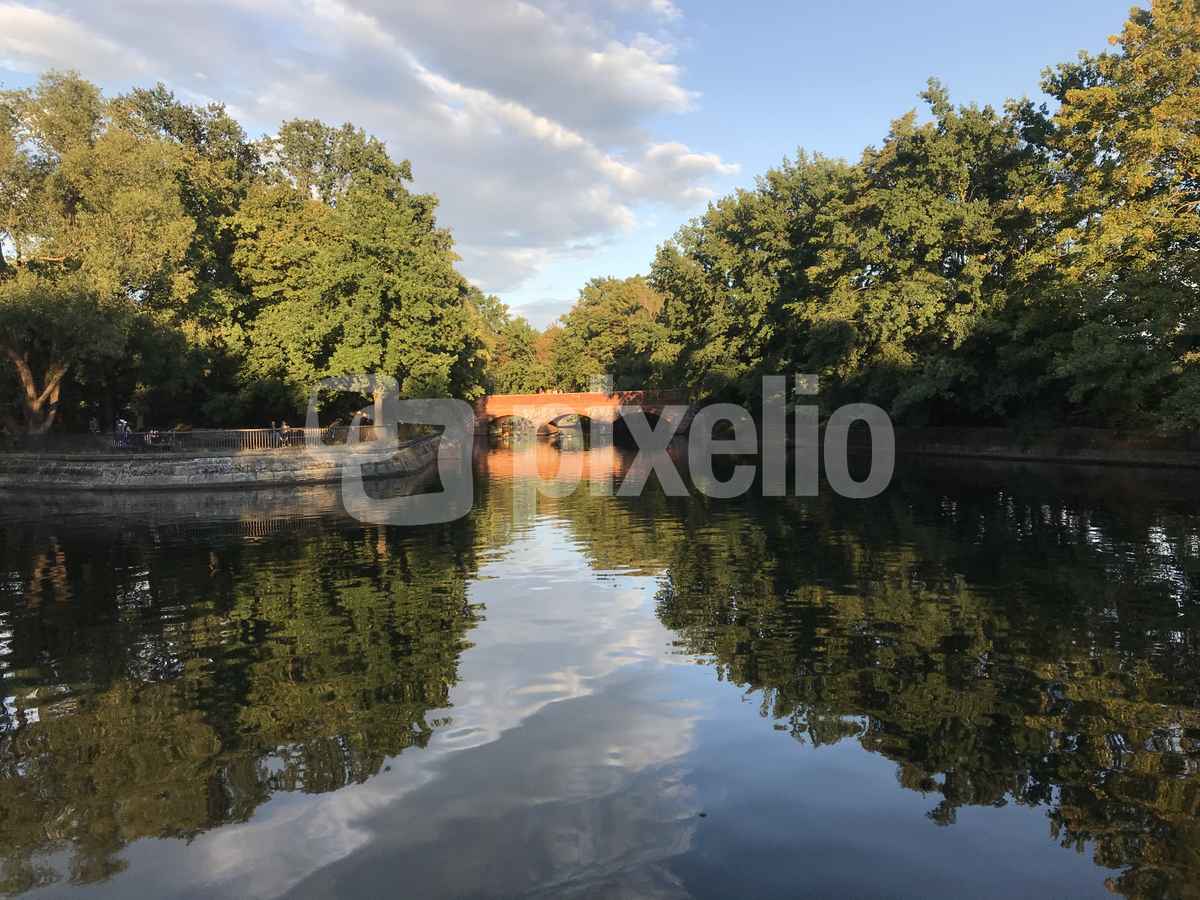 Brücke in Alt-Treptow im Sommer / Foto: Alexander Hauk