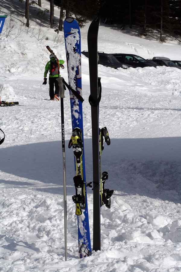 Ski im Schnee