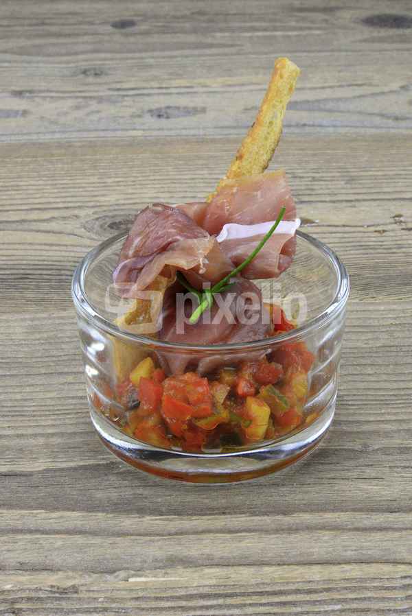 Büffelmozzarella im Rohschinkenmantel auf Ratatouille