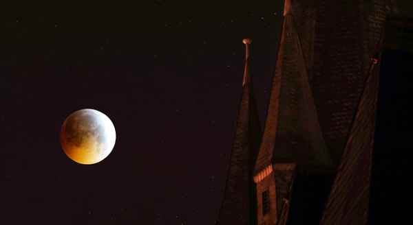 Blutmond am Kirchenturm