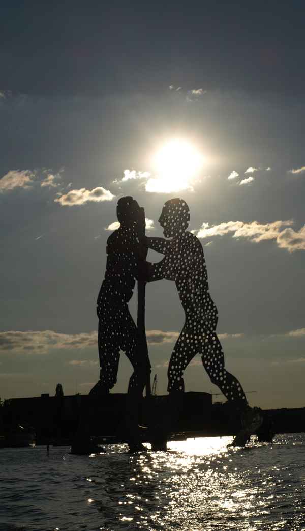 Statue - kämpfende Männer auf dem Wasser