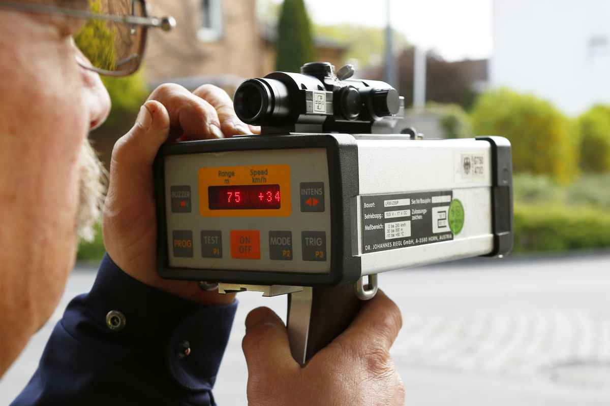 Polizist beim Lasern