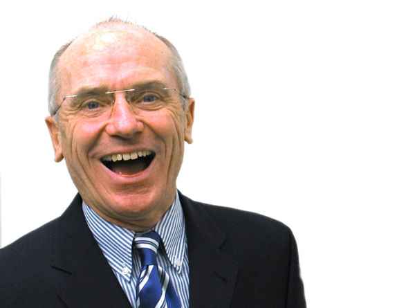 Senior mit Krawatte, lachend