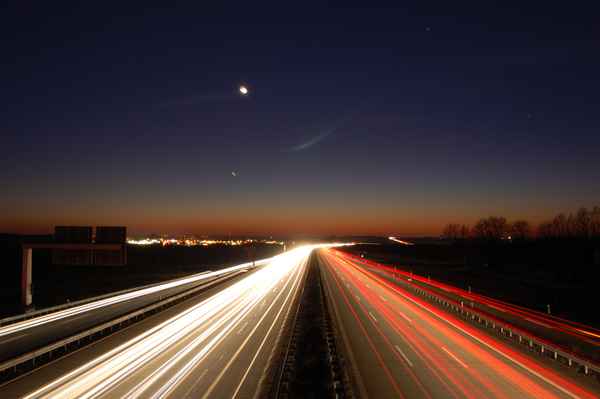 Nachts auf einer Autobahn