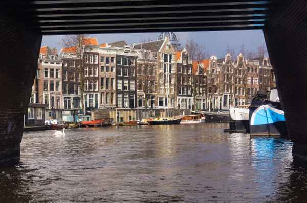 Amsterdam: Grachtenrundfahrt mit Brücke, Schiffen, Häusern