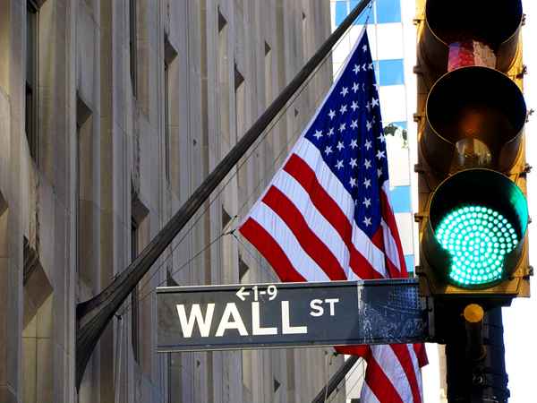 Wallstreet mit Flagge und grüner Ampel