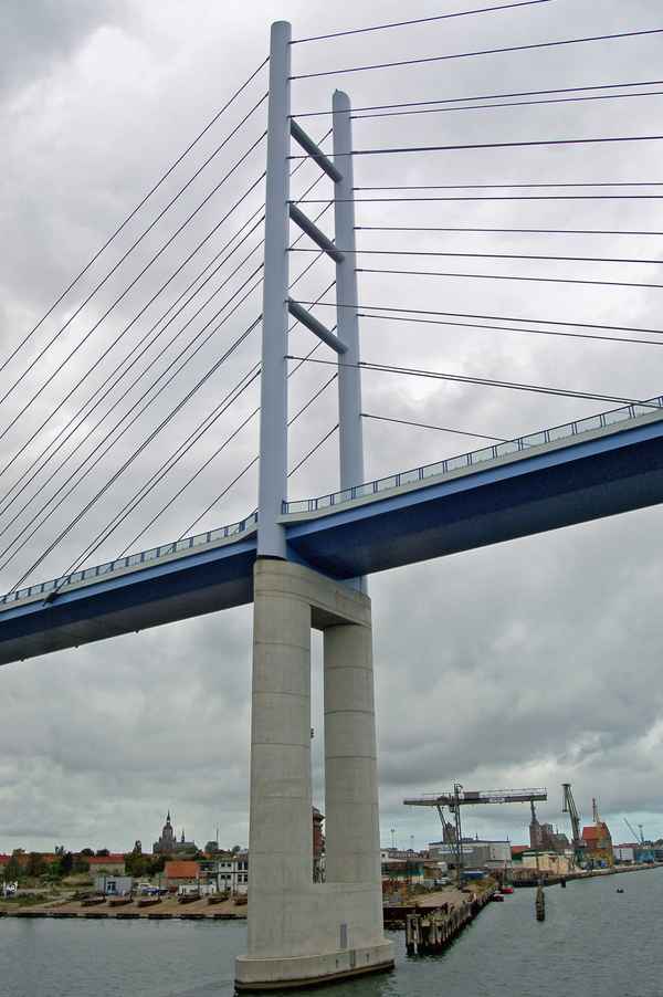 Pylon der Ziegelgrabenbrücke (Strelasundquerung)