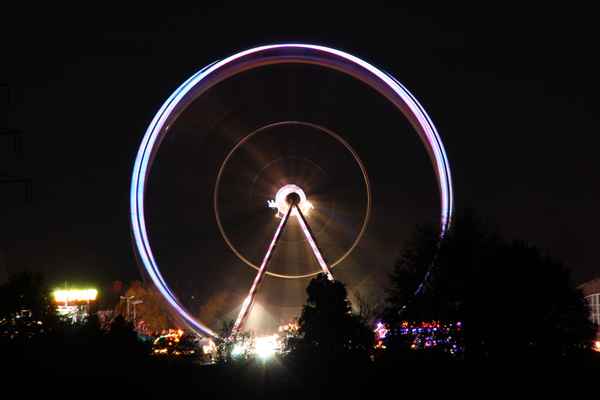 Ein Riesenrad am Abend