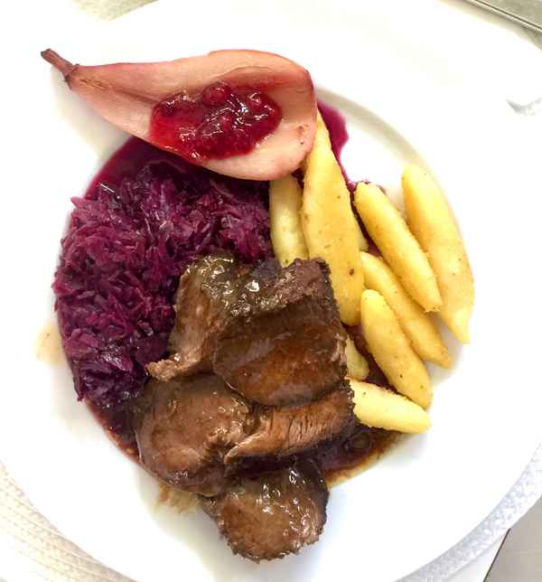 Rehbraten mit Blaukraut, Birne und Schupfnudeln