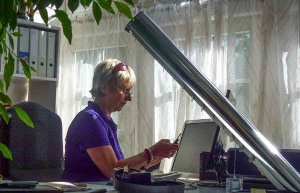 Seniorin am Schreibtisch