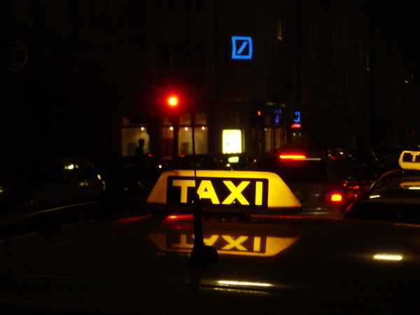 Taxi-Schild bei Nacht