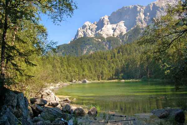Der Eibsee unterhalb der Zugspitze (1)