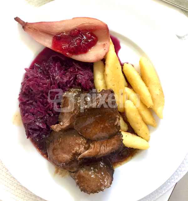 Rehbraten mit Blaukraut, Birne und Schupfnudeln