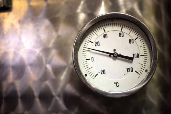 Thermometer im Weinkeller