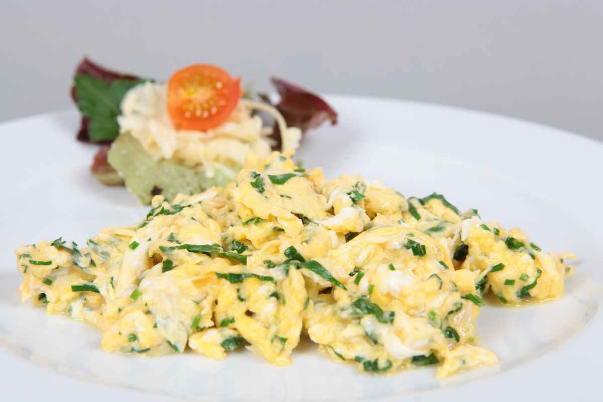 Rühreier mit Salat