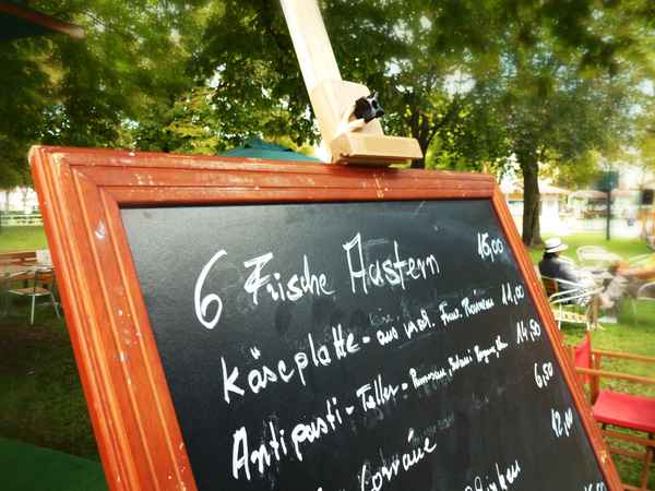 Tafel mit Austern-Angebot