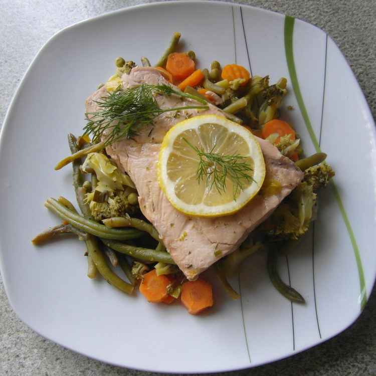 Lachs im Gemüsebett