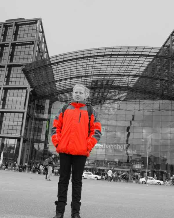 Tina vor dem Lehrter Bahnhof