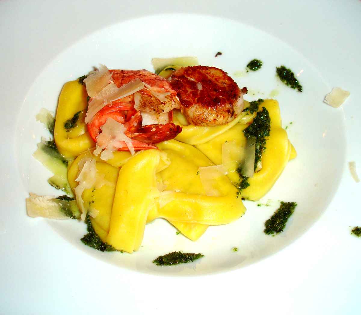 Jakobsmuschel und Garnele auf Tortelloni