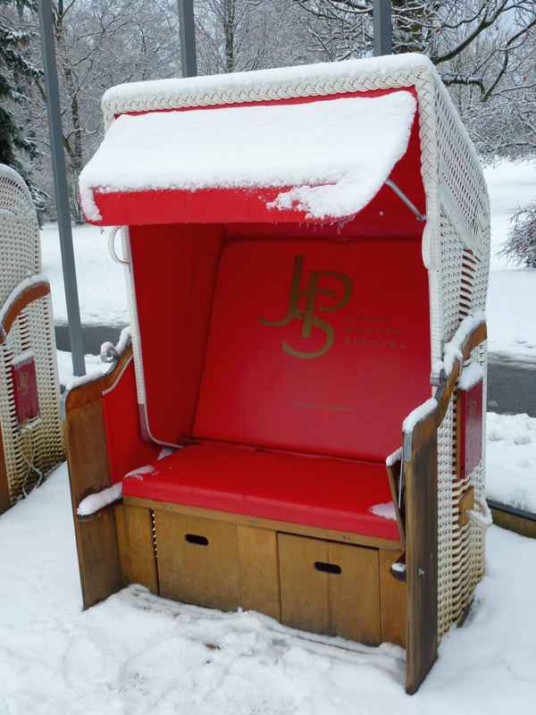 Strandkorb im Schnee