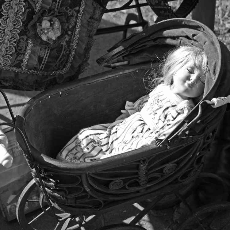 Puppe im Sonnenschein