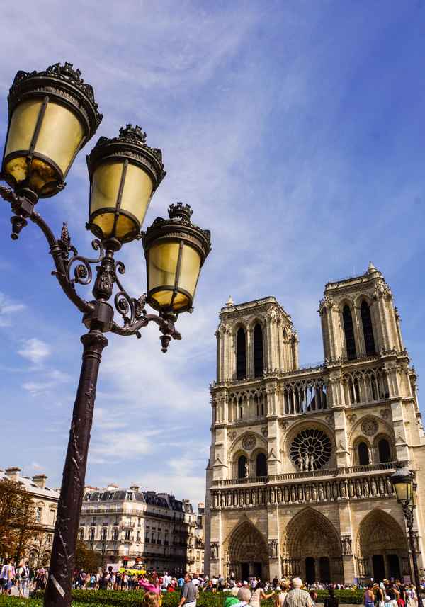 Notre Dame mit Kandelaber_hoch