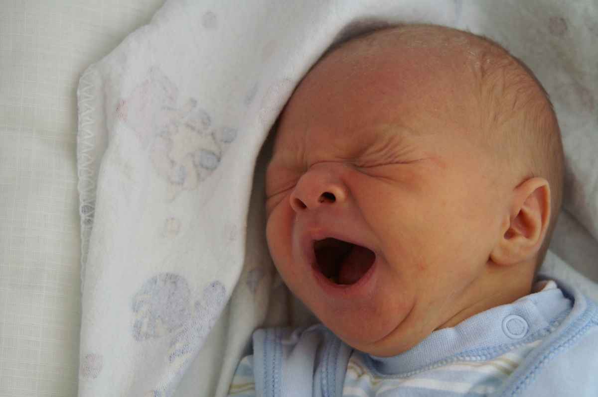 Neugeborenes gähnt