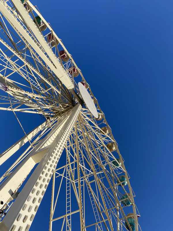 Riesenrad vor strahlend blauem Himmel / Foto: Alexander Hauk