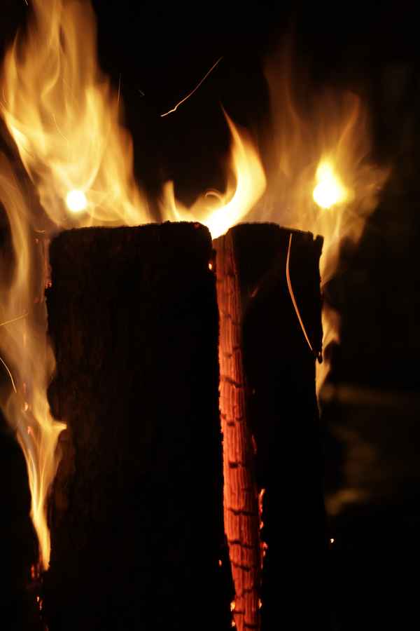 * ws *feuer auf dem weg zum weihnachtsmarkt