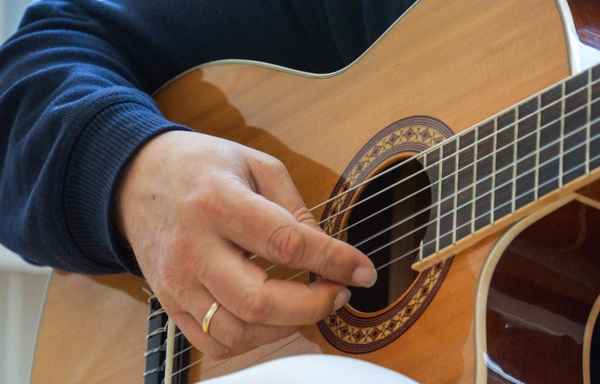 Gitarre mit Hand