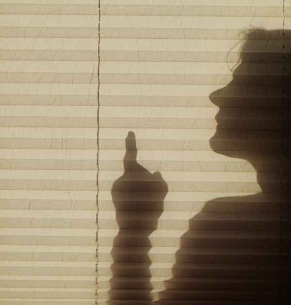 belerhende Frau mit erhobenem Zeigefinger