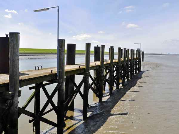 Schiffsanleger bei Ebbe