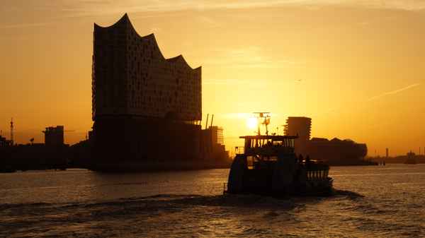 Sonnenaufgang hinter der Elphi