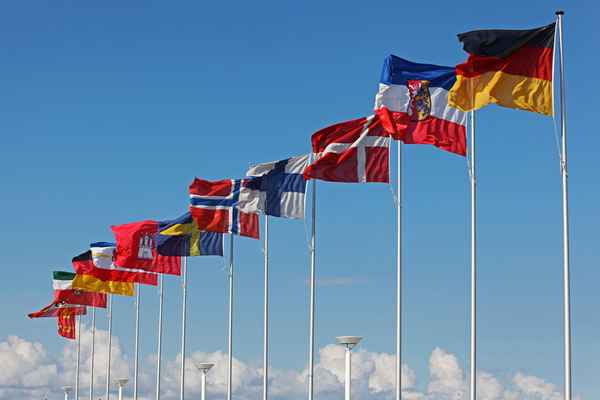 Flaggen über den Wolken