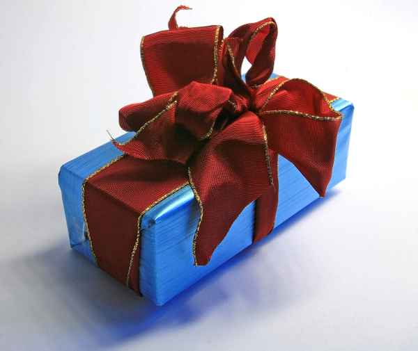 blau mit roter Schleife