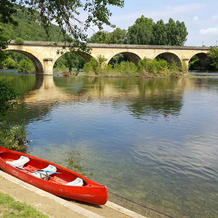 Kanu vor Brücke
