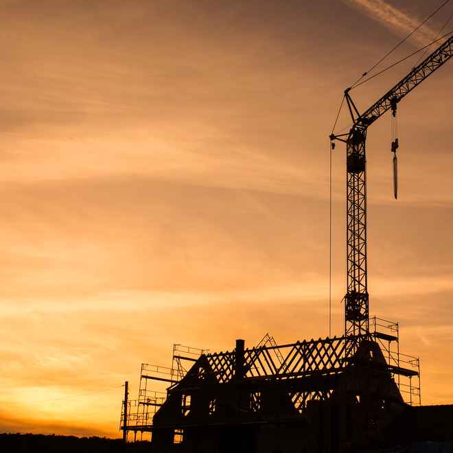 Baustellengiebel mit Kran am Abend 4