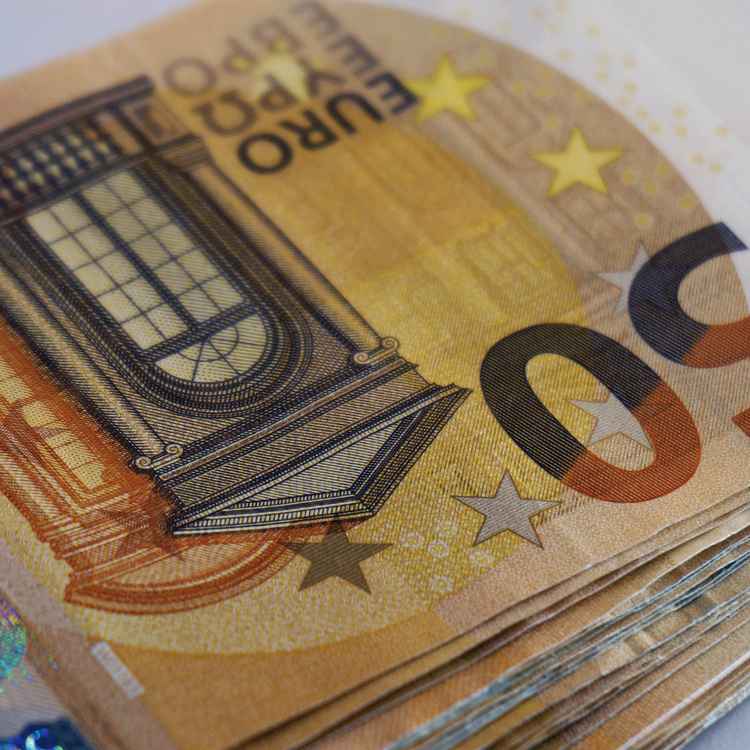ein Bündel von 50-Euro-Banknoten aus nächster Nähe
