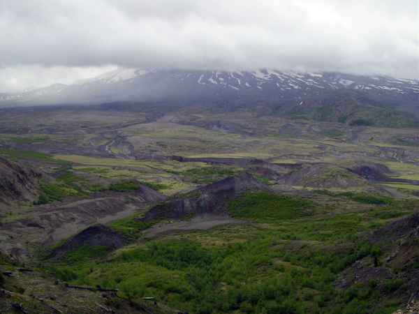 Mount St. Helens (Vulkan) in Wolken