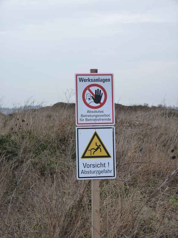 Warntafel am Tagebergbau