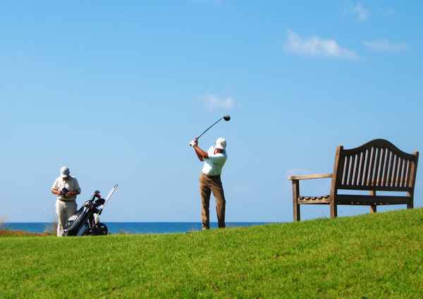 zwei Golfer am Mittelmeer, mit Bank